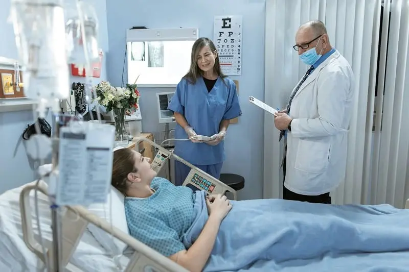 Paziente con medico e infermiera