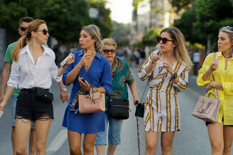 persone che passeggiano